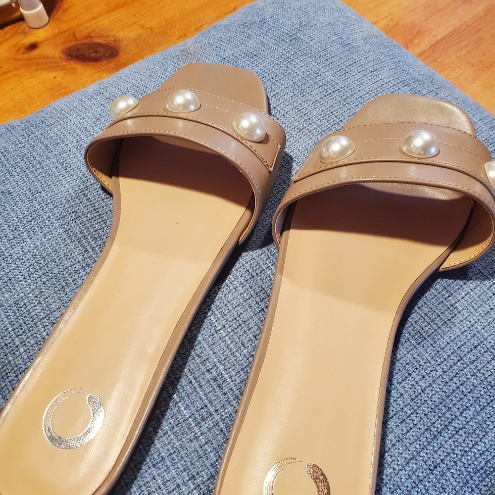 JC JOURNEE COLLECTION PEARL FLAT SANDALS 9.5 Taupe New